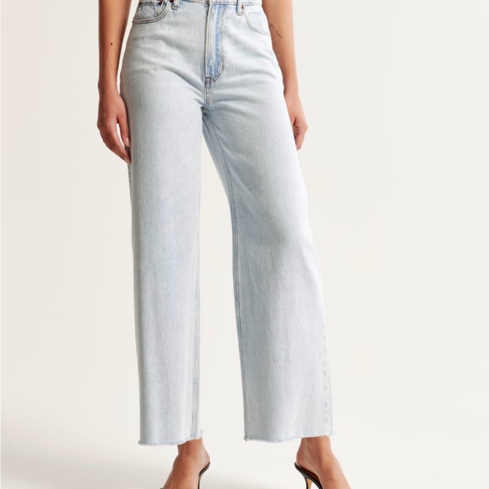 Abercrombie & Fitch High Rise Crop Wide Leg - light wash, raw hem. NWT 00/24
